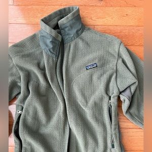 Men’s full zip light weight Patagonia jacket.